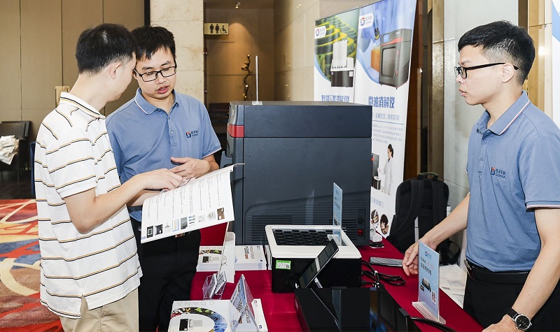 銷售總經(jīng)理為客戶展示商品，耐心答疑解惑