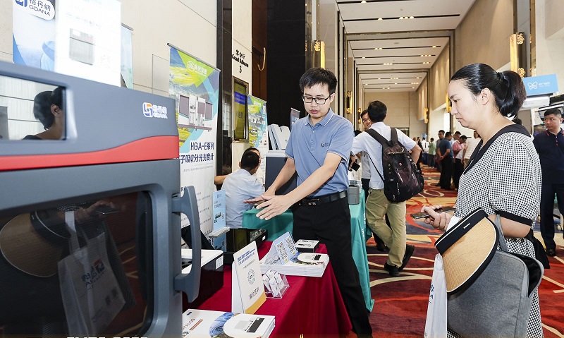 銷售總經(jīng)理為客戶展示商品，耐心答疑解惑