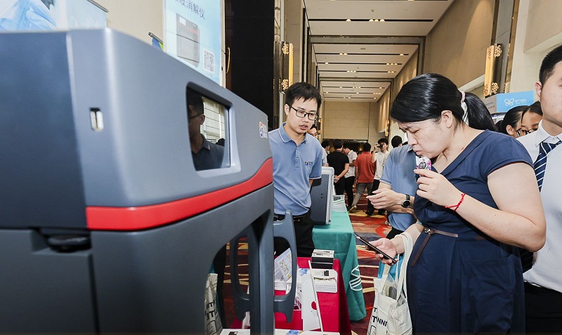 銷售總經(jīng)理為客戶展示商品，耐心答疑解惑